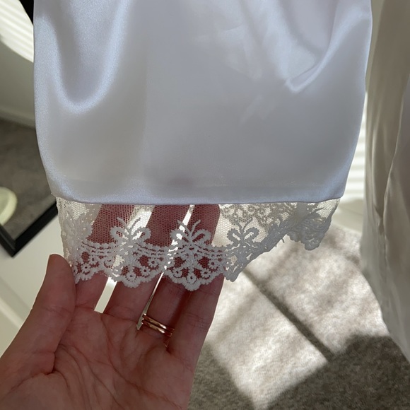 Bridal Robe with Lace and faux Silk - Picture 8 of 12